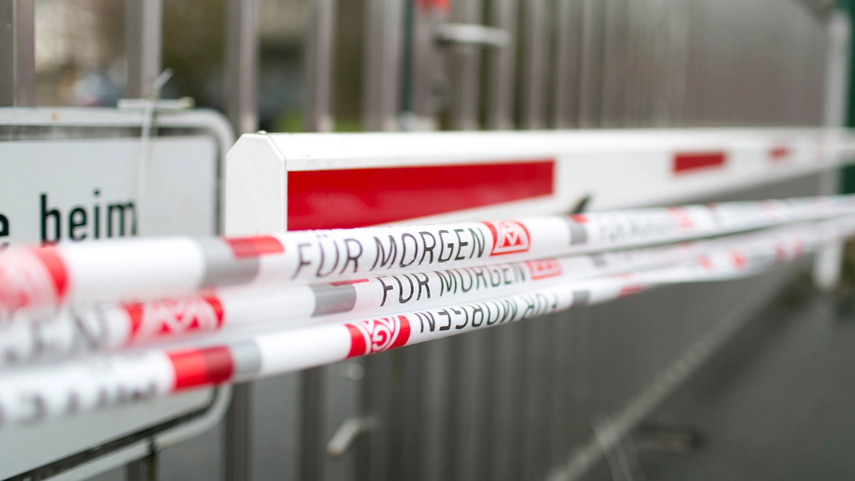 Absperrband vor Werkstor.