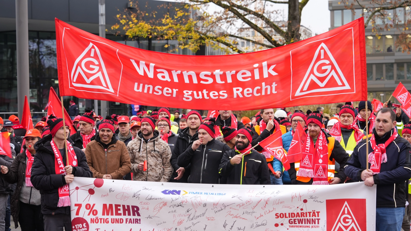 Beschäftigte beim Warnstreik in der Metall-Tarifrunde
