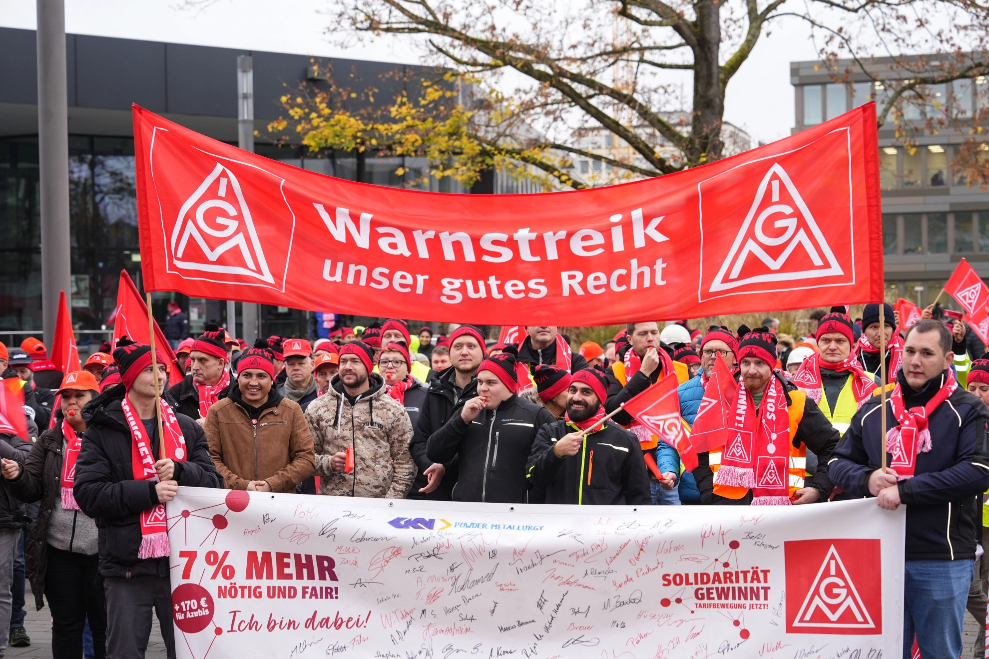 Beschäftigte beim Warnstreik in der Metall-Tarifrunde