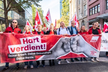 Über 30.000 Menschen demonstrieren in Frankfurt gegen Sozialabbau